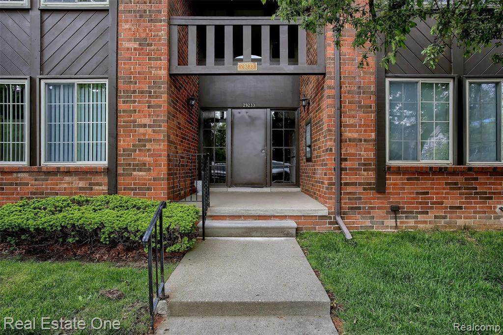 29233 Wellington Ct Apt 61 - Photo 1