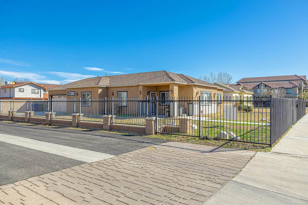 549 Jackman Street - Photo 1