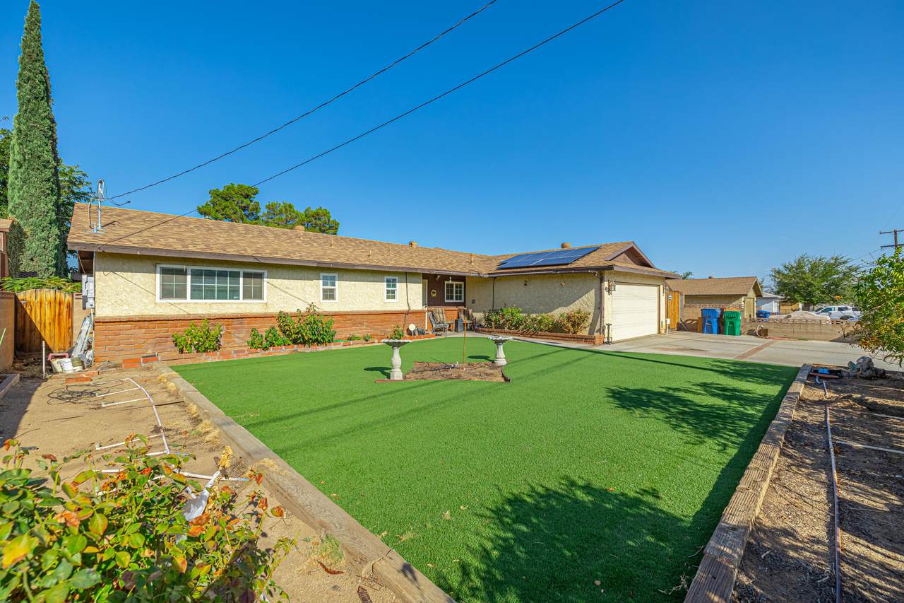 42621 30th Street - Photo 1