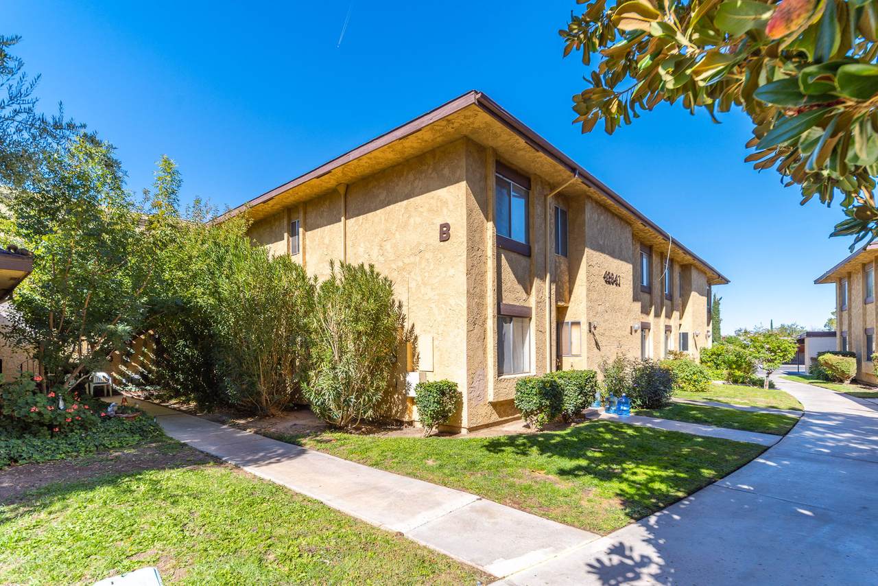 42941 15th Street - Photo 1