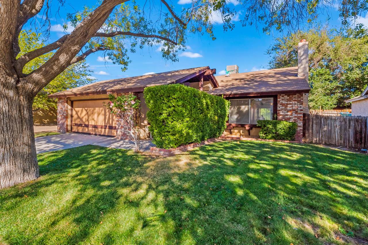 44134 Watford Avenue - Photo 1