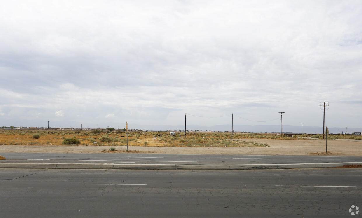 Rosamond Boulevard - Photo 1