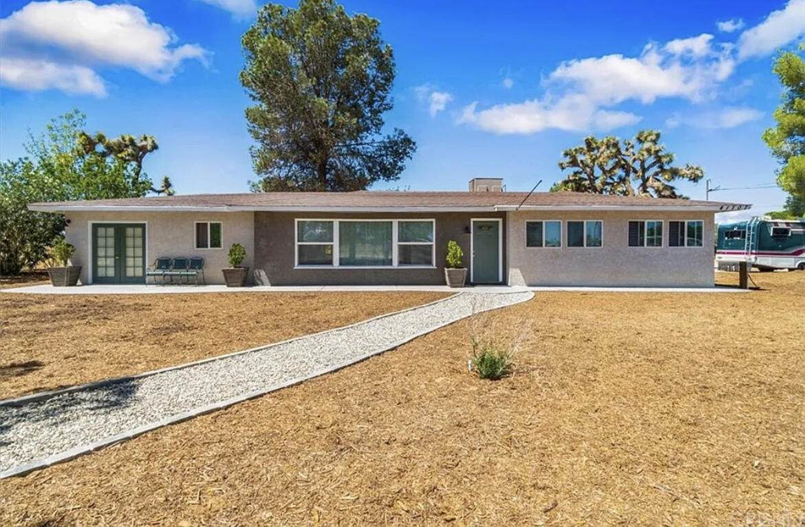 41707 27th Street - Photo 1