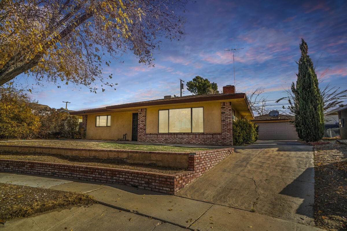 44830 Raysack Avenue - Photo 1
