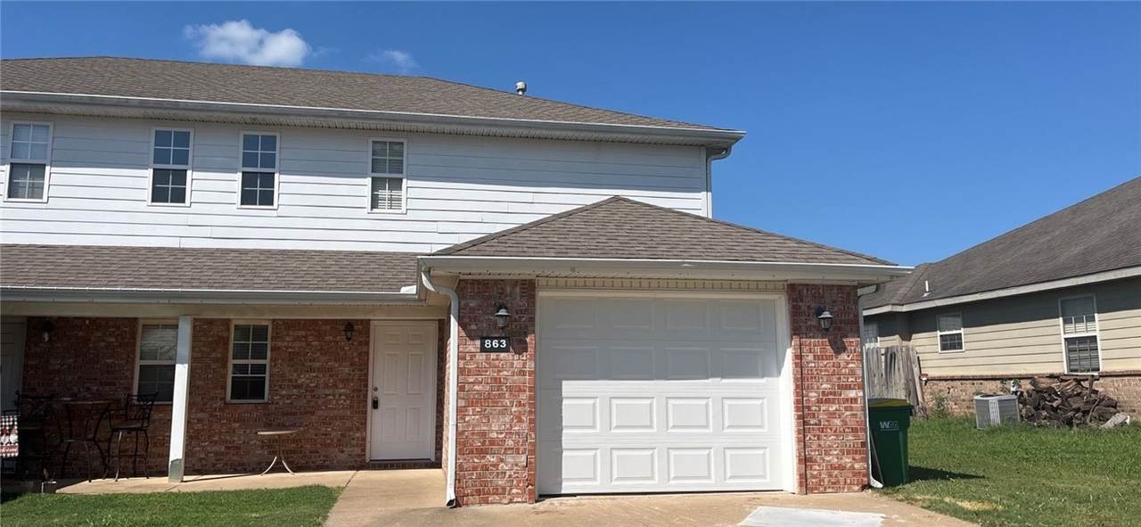 863 Oakwood Lane - Photo 1