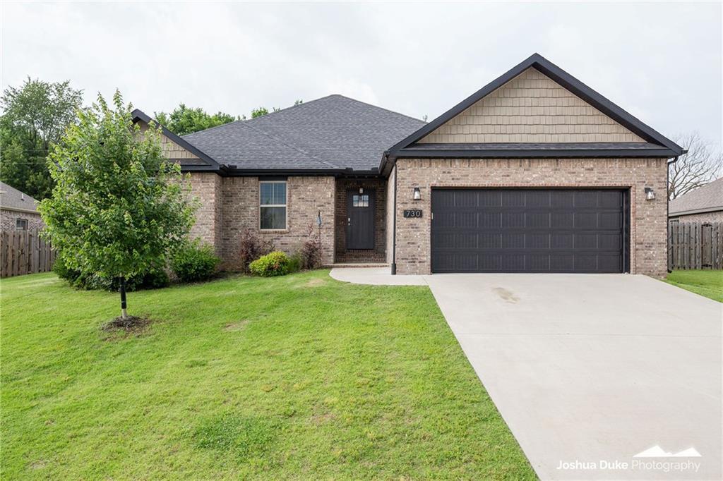 730 Hawthorn Wy - Photo 1