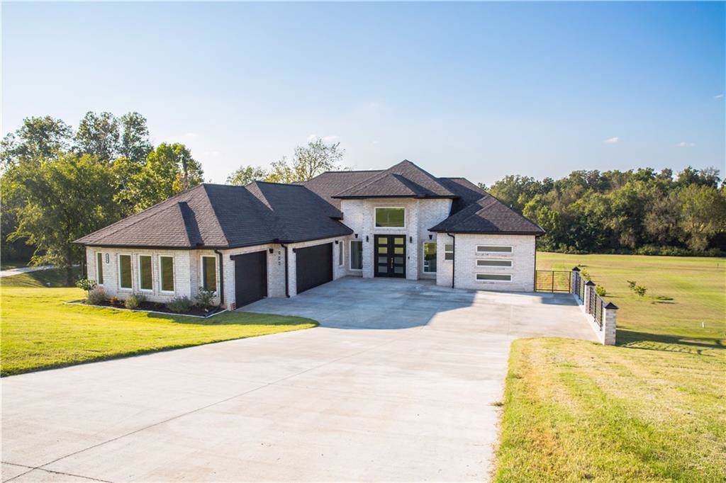 396 Whitcliff Dr - Photo 1