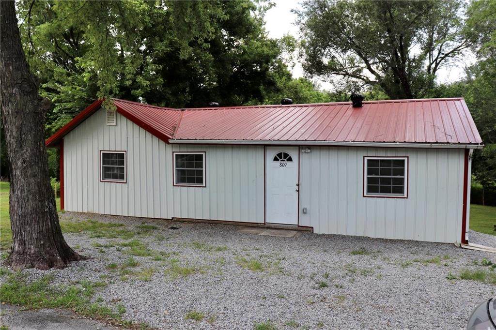 809 University Street - Photo 1