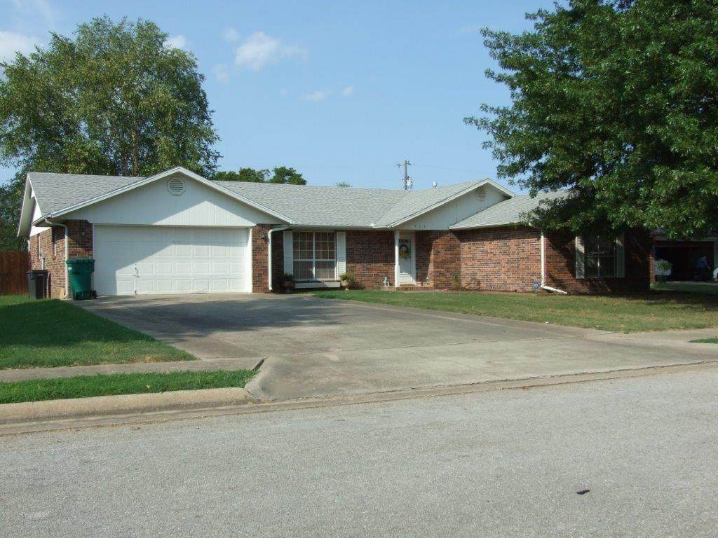 909 Geneva Street - Photo 1