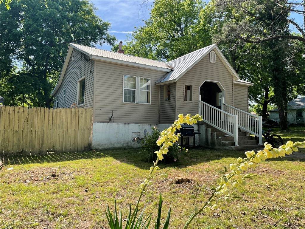 212 Bunch Street - Photo 1