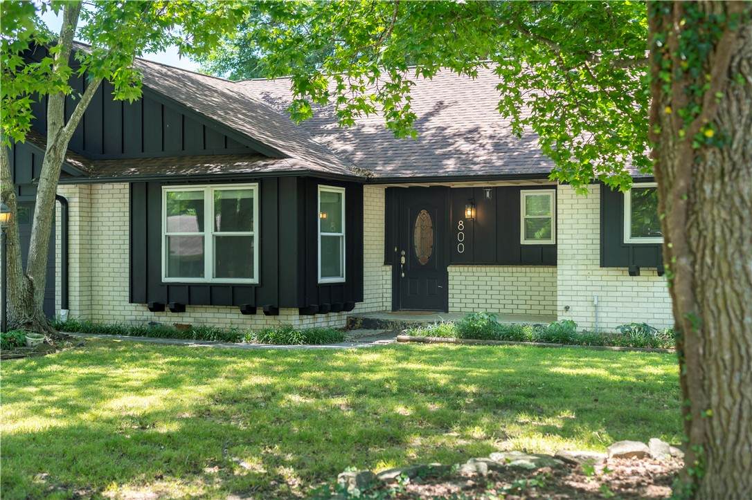 800 Summit Drive - Photo 1