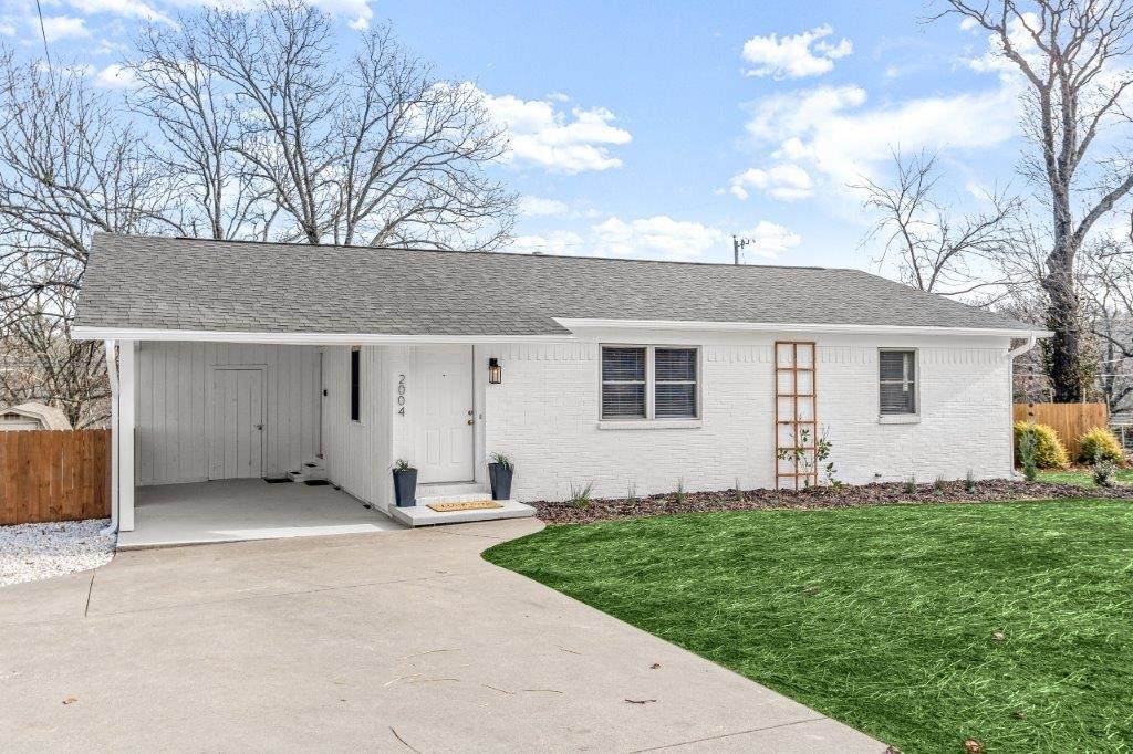 2004 Oakwood Avenue - Photo 1