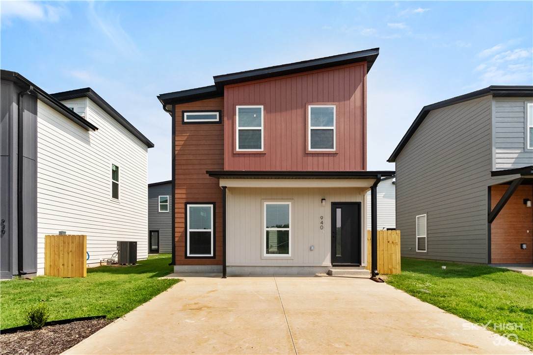 940 Illinois Avenue - Photo 1