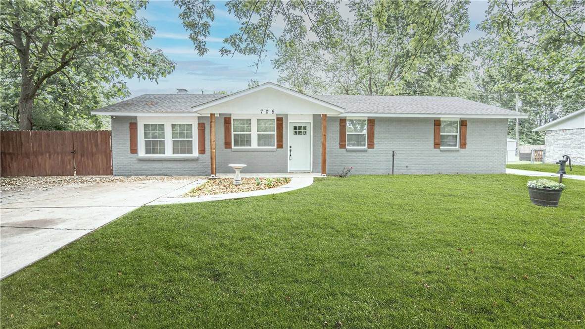 705 Thomas Boulevard - Photo 1