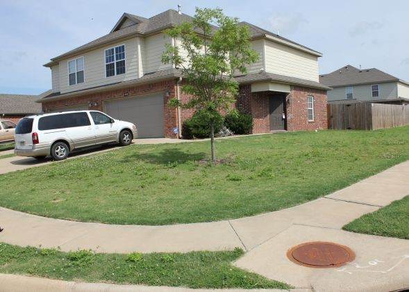 824 Oakwood Court - Photo 1