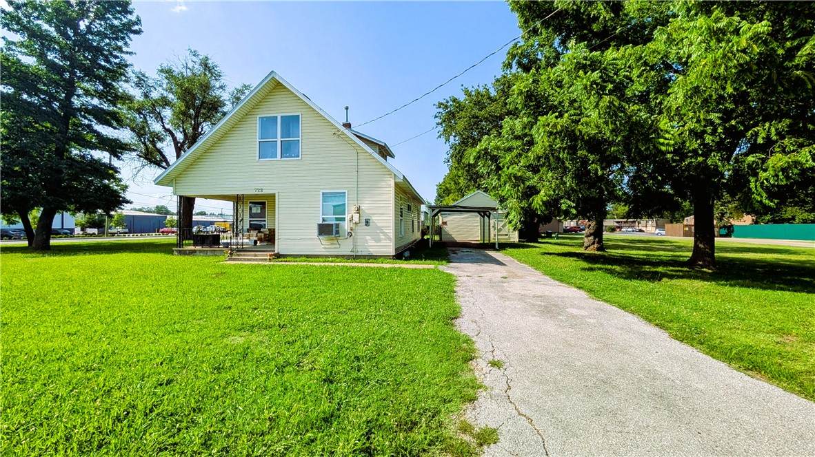 722 Oak Avenue - Photo 1