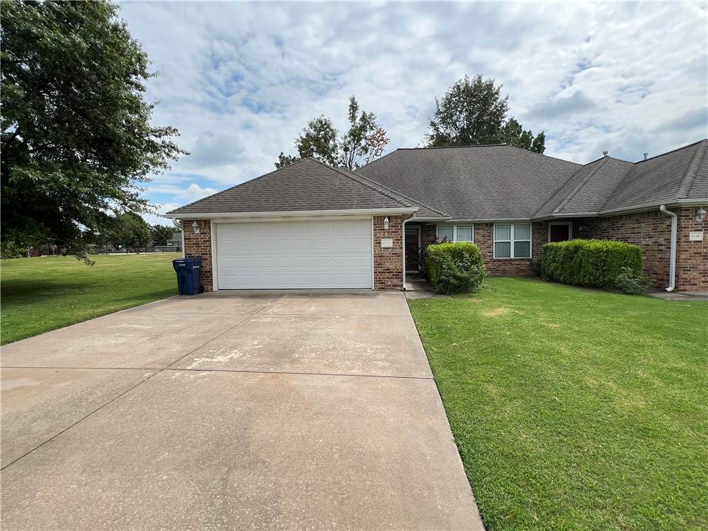 211 Ravenwood Boulevard - Photo 1