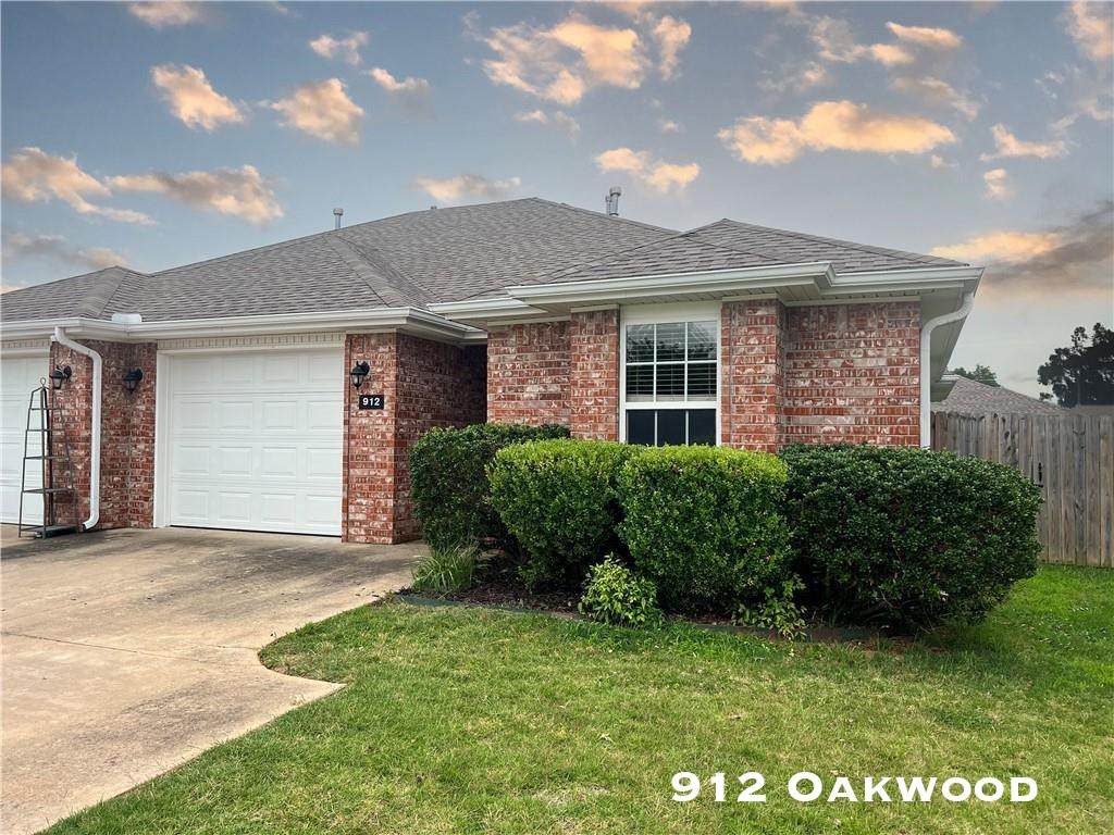 912-914 Oakwood Lane - Photo 1