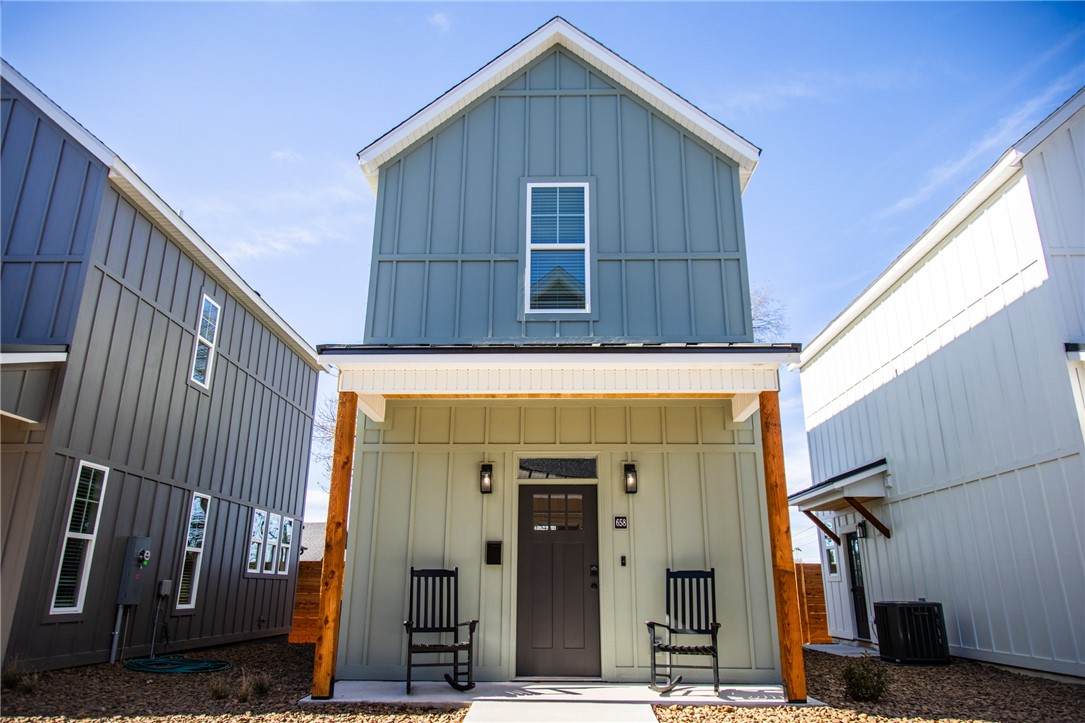 658 Price Avenue - Photo 1