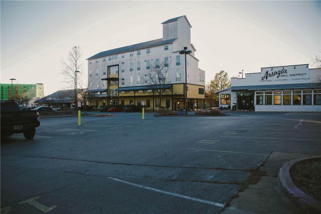525 School Avenue - Photo 1