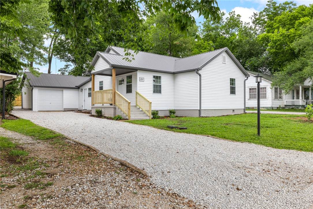 211 Lincoln - Photo 1