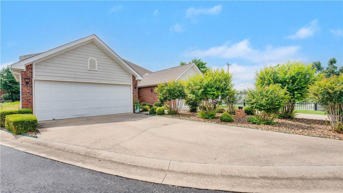 902 Dixson Street - Photo 1