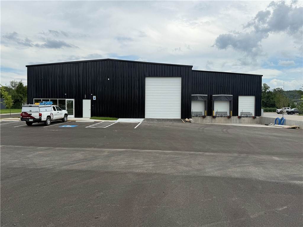 595 Kawneer - Photo 1