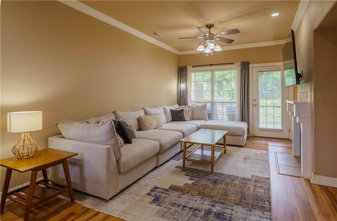 916 Dixson Street - Photo 1