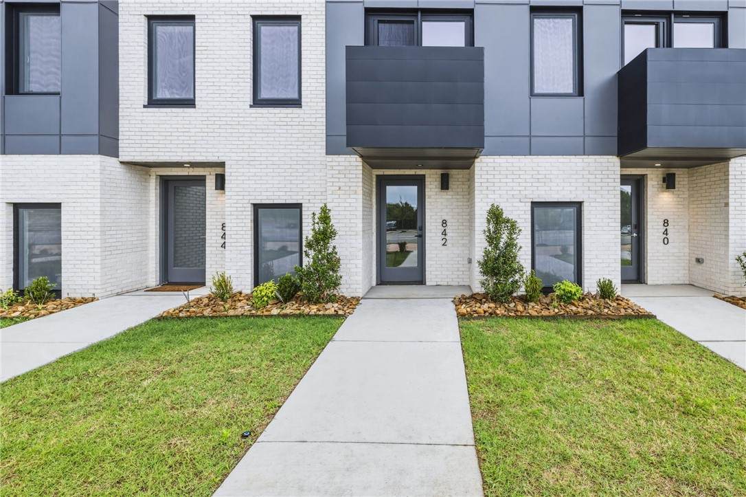 842 8th Street - Photo 1