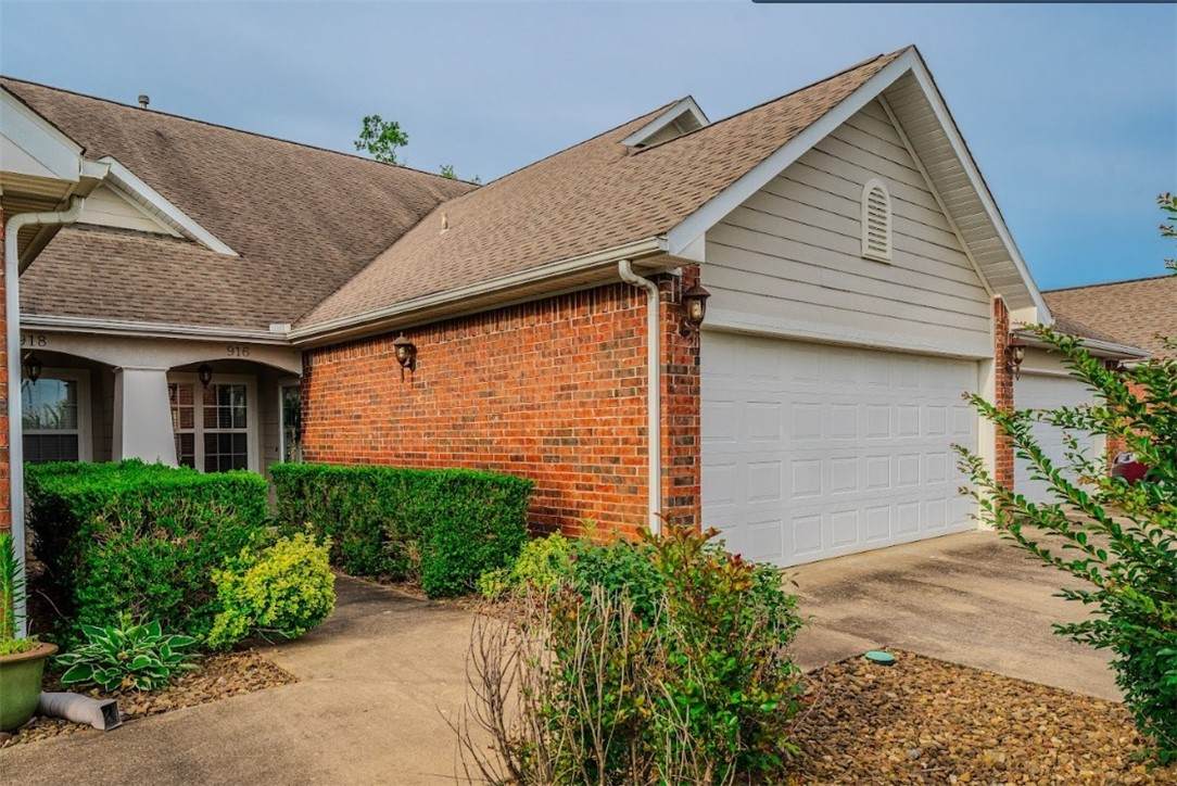 916 Dixson Street - Photo 1