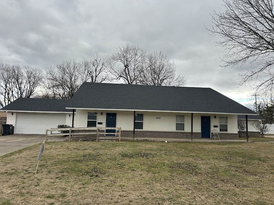 807 Maple Drive - Photo 1