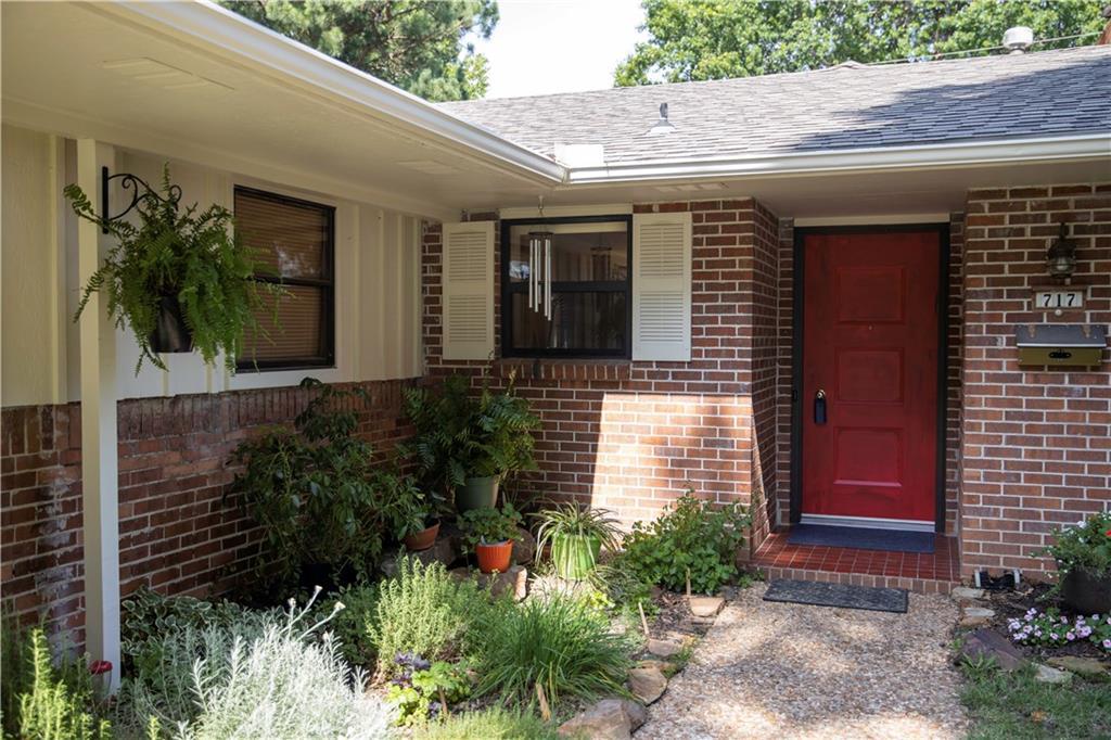 717 Carlton St - Photo 1