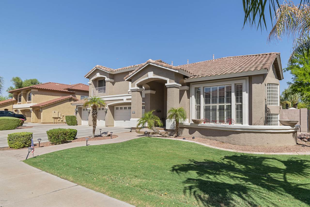 1632 Crescent Way - Photo 1