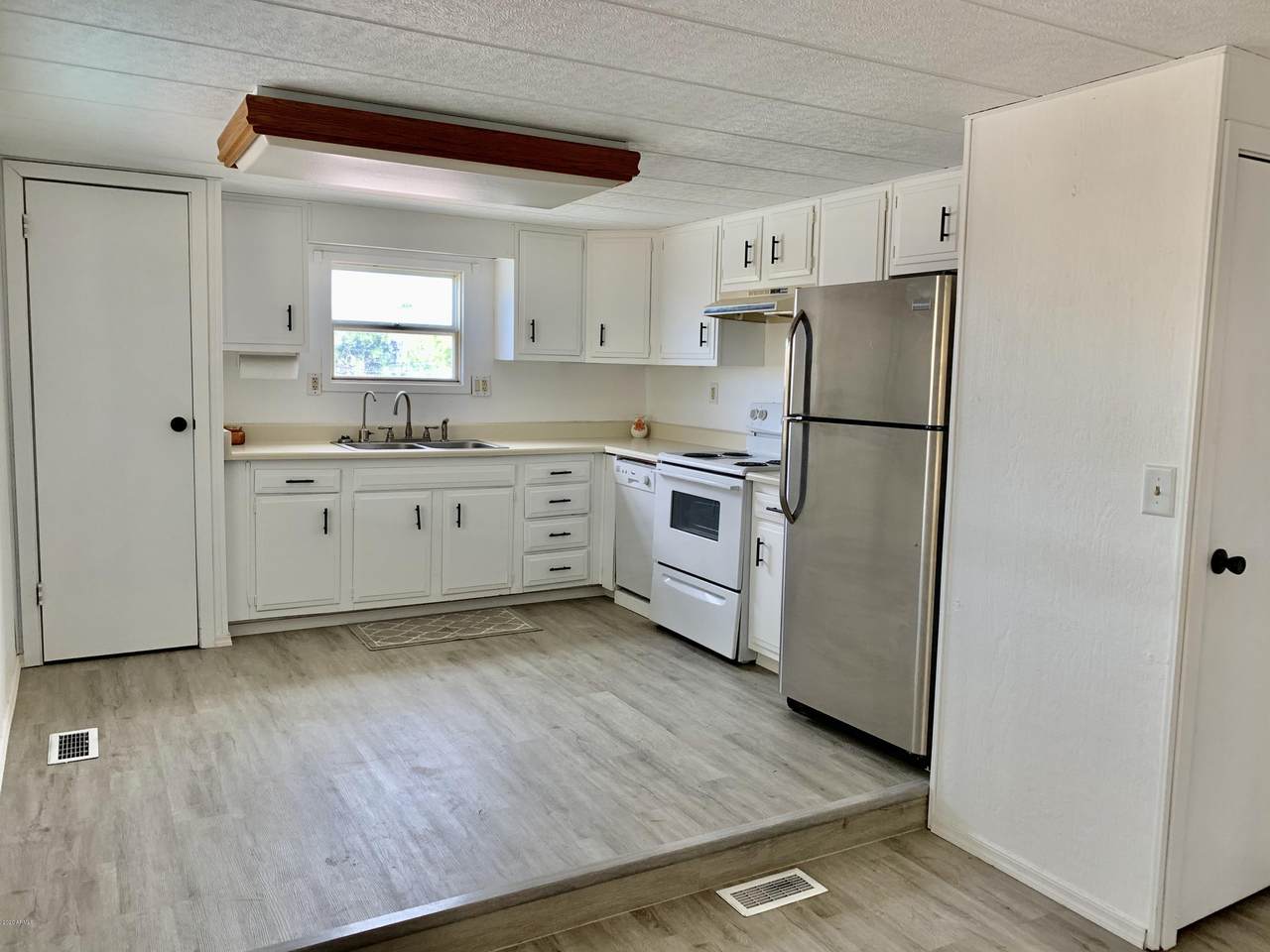 9613 Sunland Avenue - Photo 1