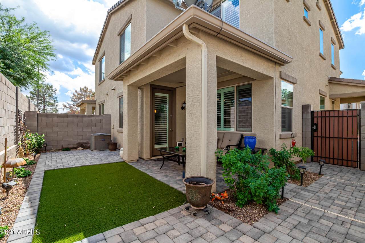 2339 University Drive - Photo 1