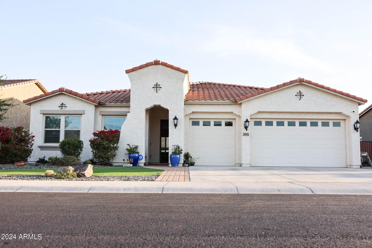 19023 Montebello Avenue - Photo 1