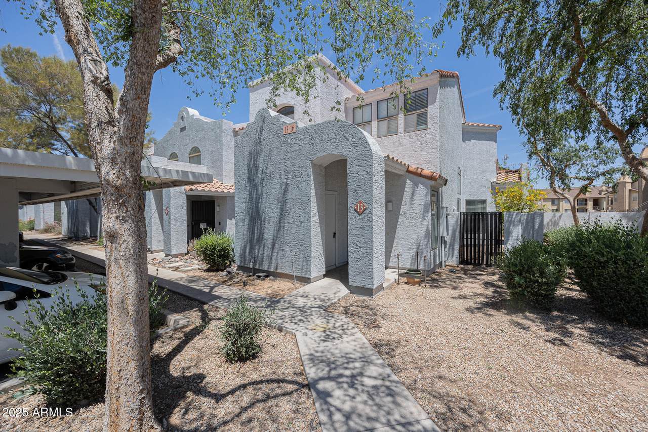 280 Elizabeth Way - Photo 1