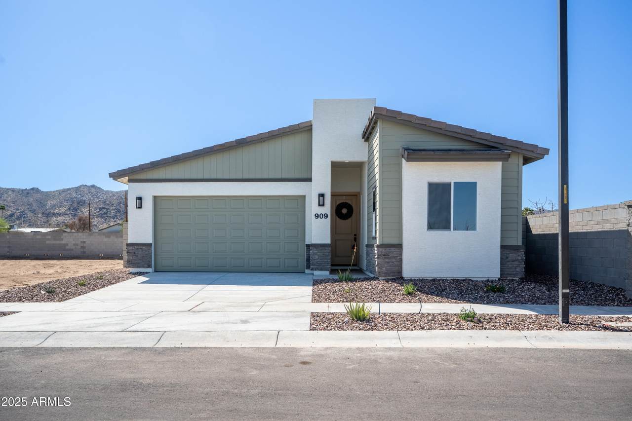 909 Desert Lane - Photo 1