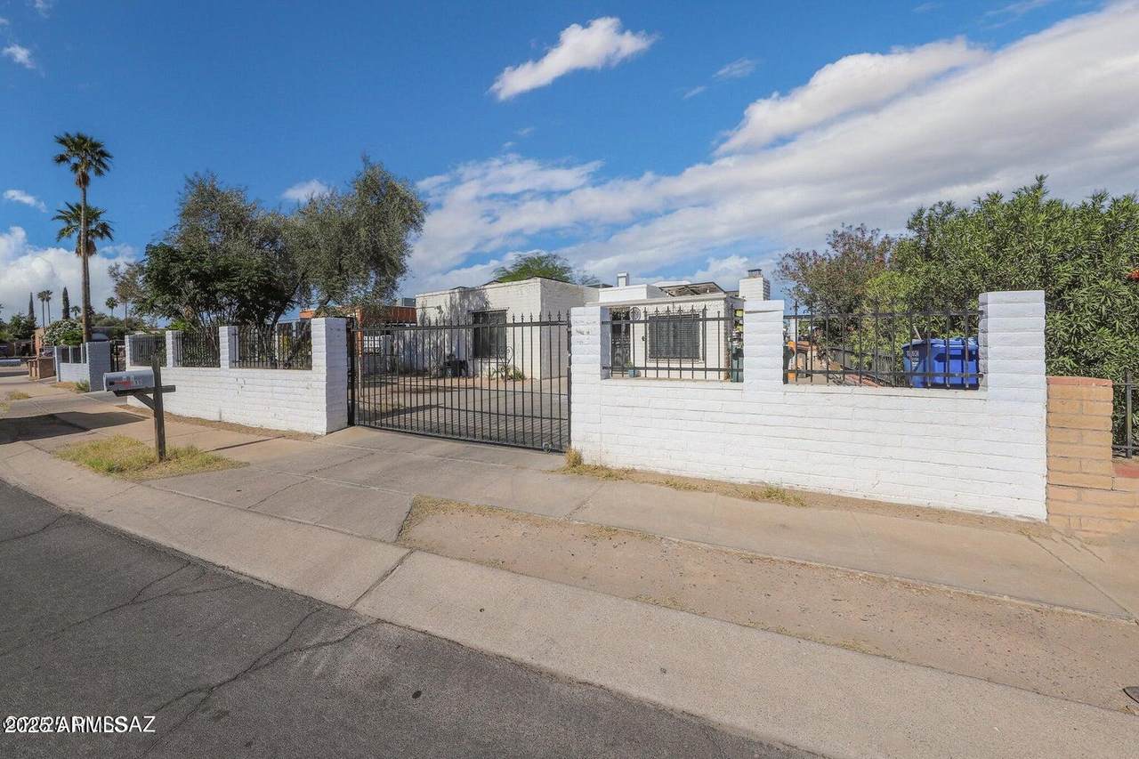815 Hawaii Drive - Photo 1