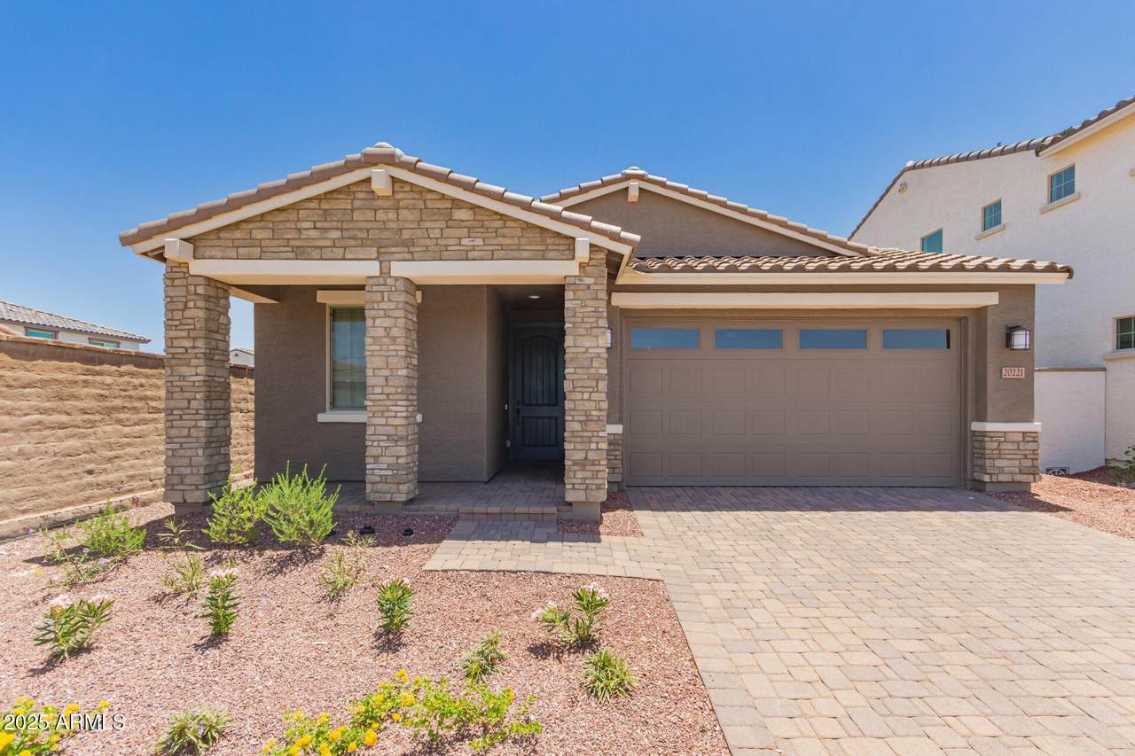 20221 Roma Avenue - Photo 1