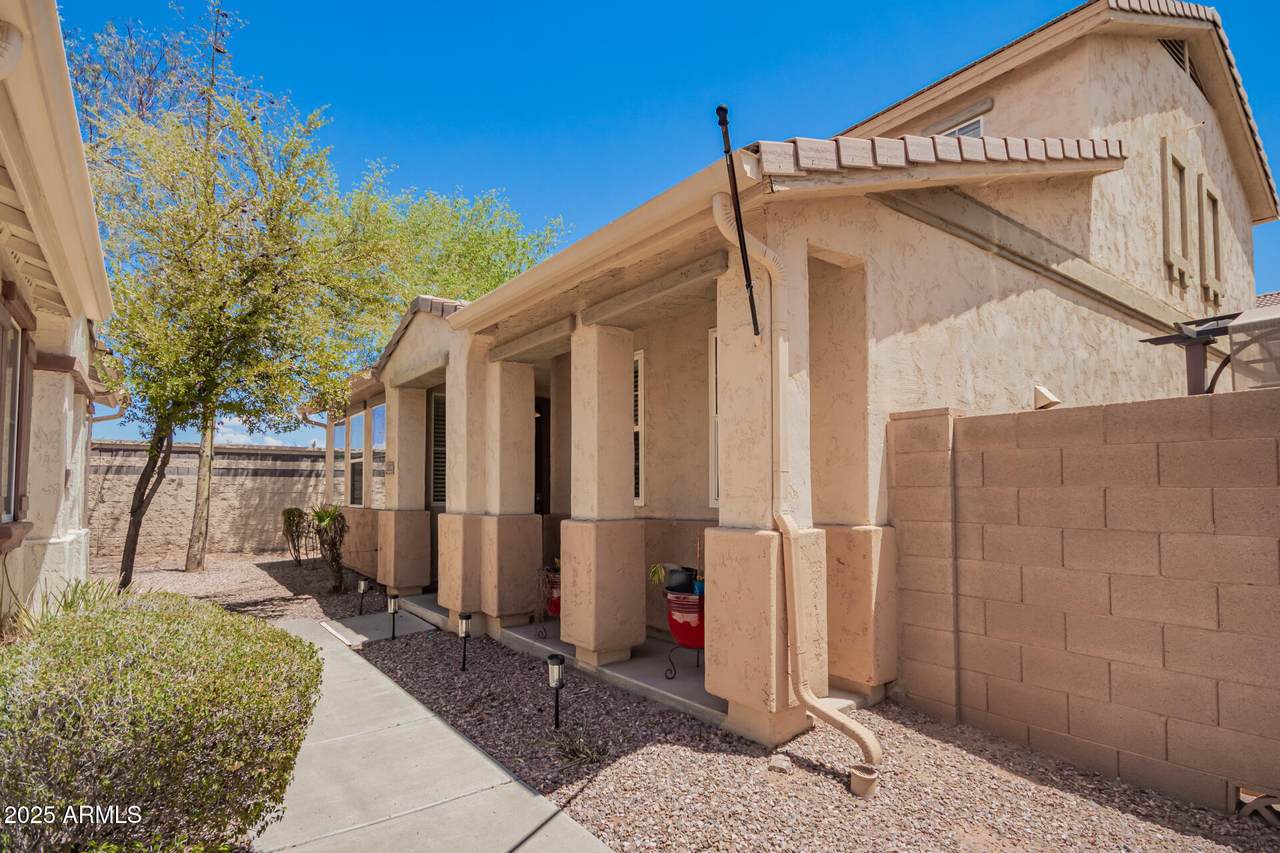 10212 Isleta Avenue - Photo 1