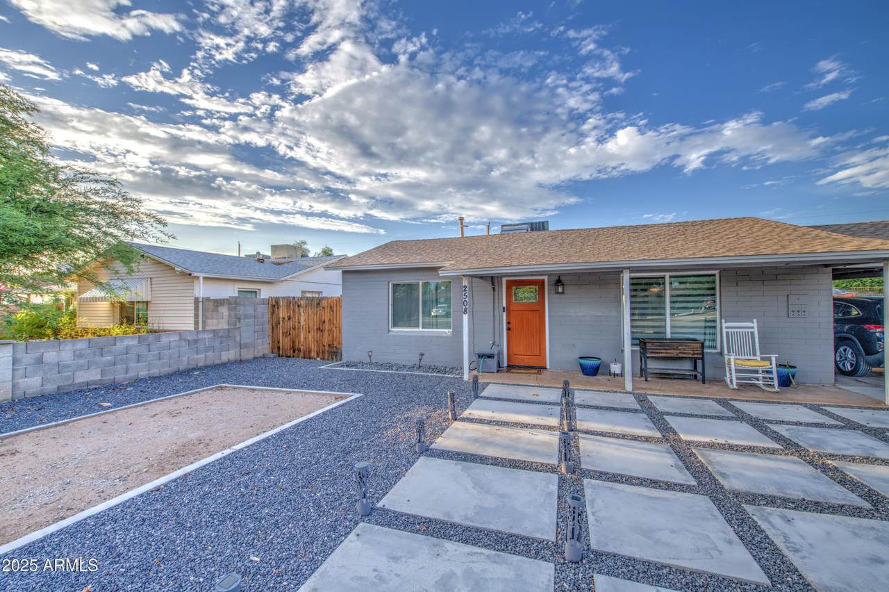 2508 Clarendon Avenue - Photo 1