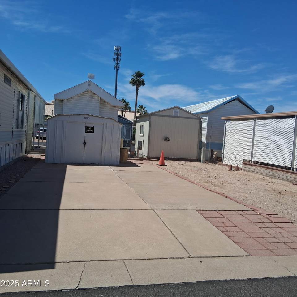 205 Saguaro Drive - Photo 1