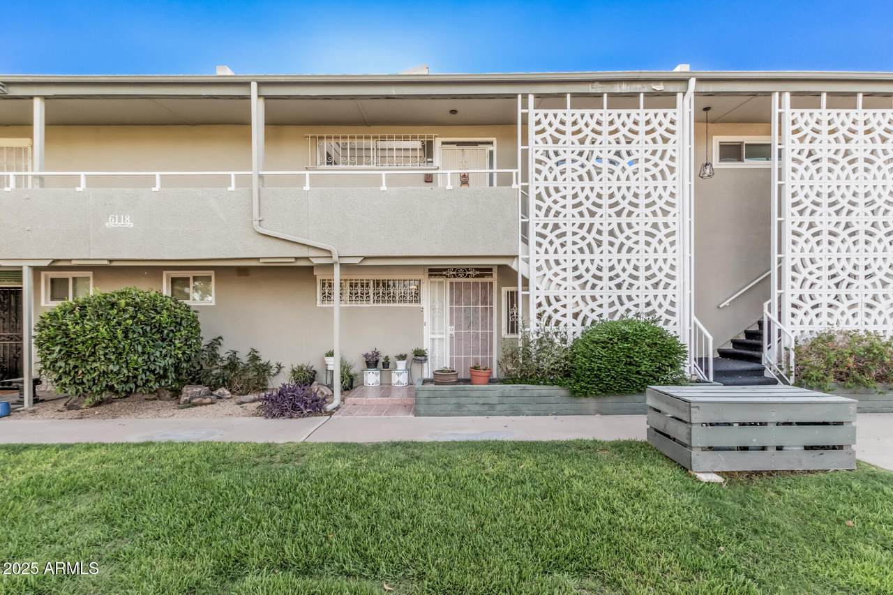 6118 12TH Place - Photo 1