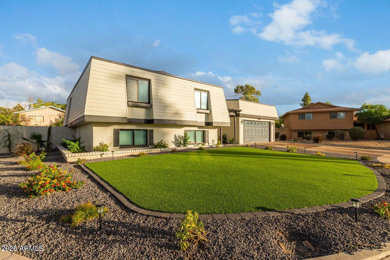 429 Greenway Drive - Photo 1