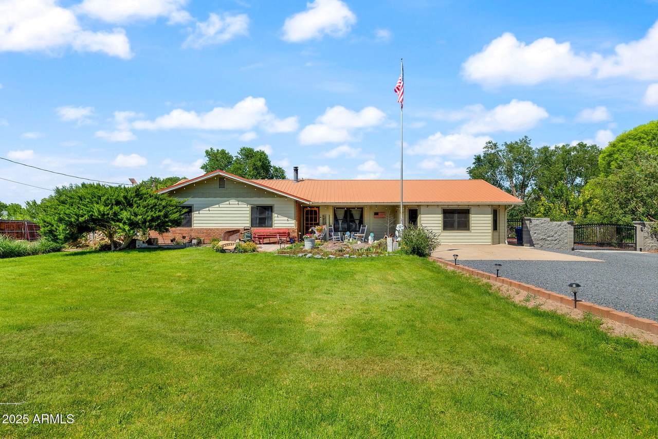 320 4TH Avenue - Photo 1