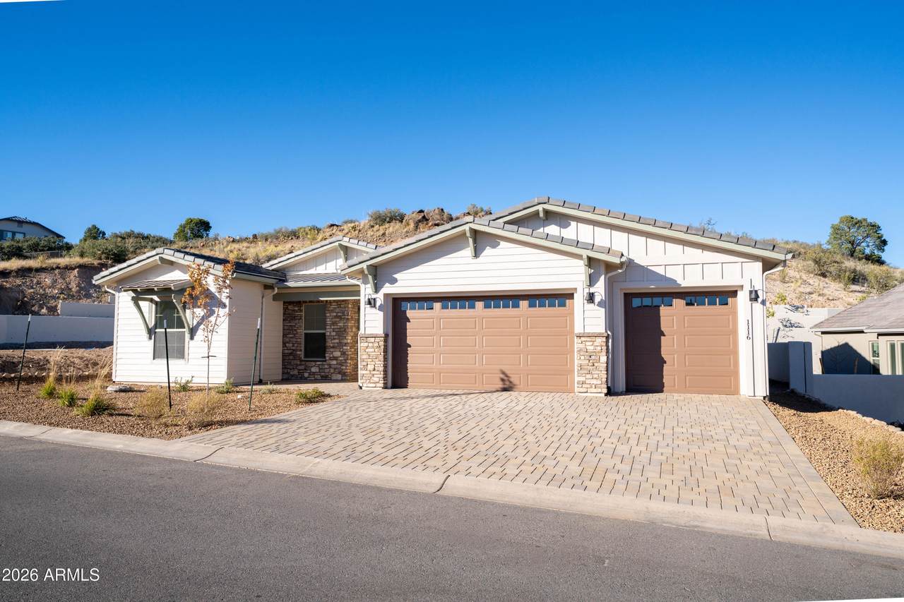 1116 Lakeview Drive - Photo 1