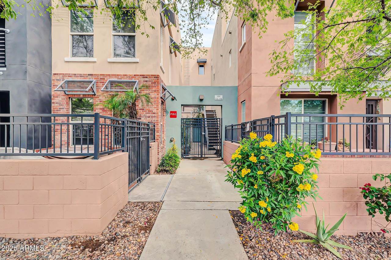 706 Washington Street - Photo 1