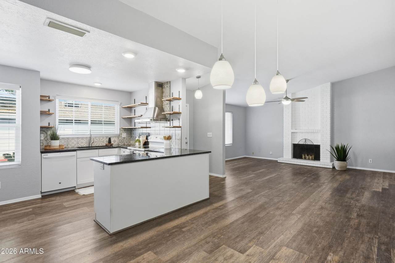https://bt-photos.global.ssl.fastly.net/armls/1280_boomver_1_7012473-2.jpg