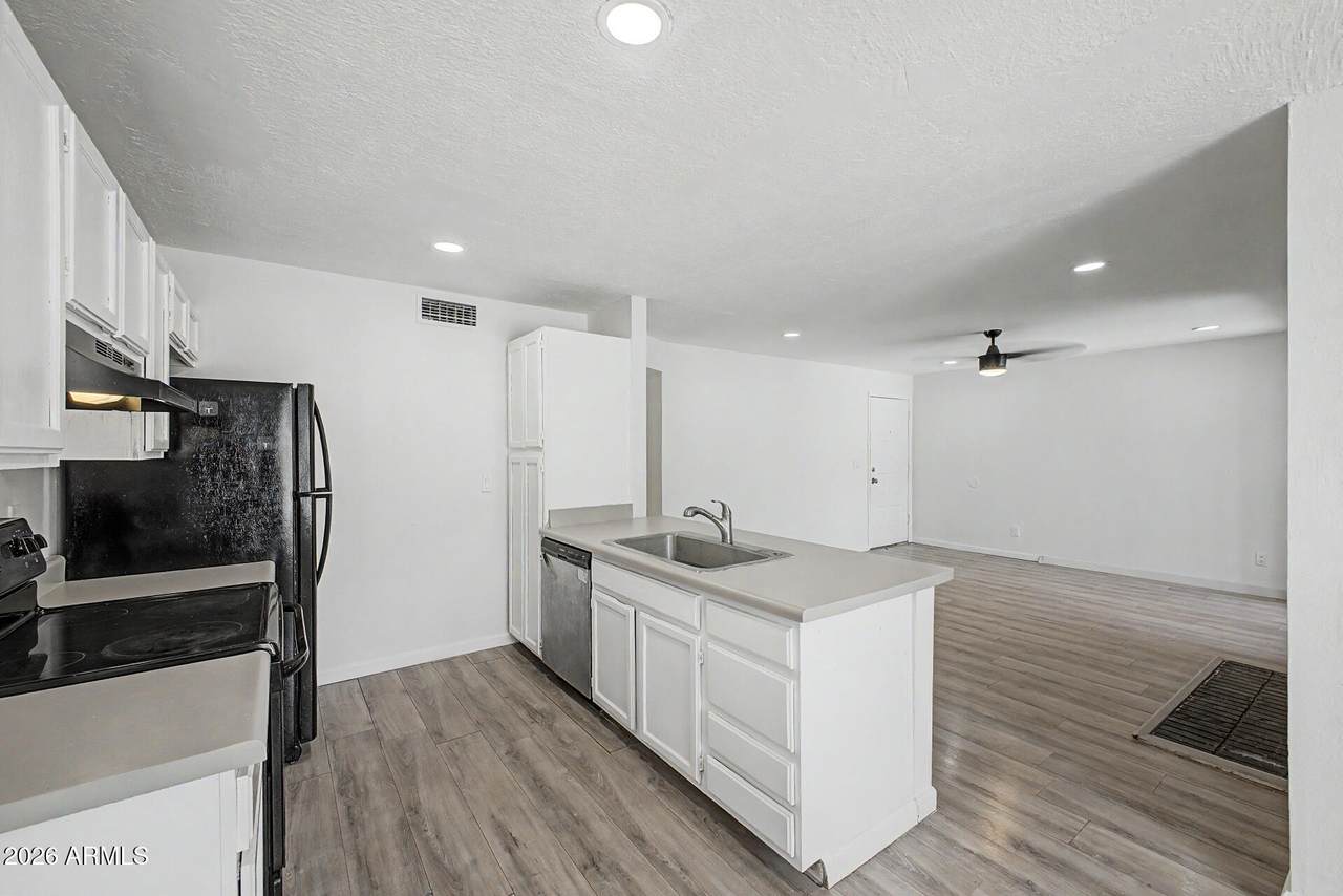 5236 Peoria Avenue - Photo 1